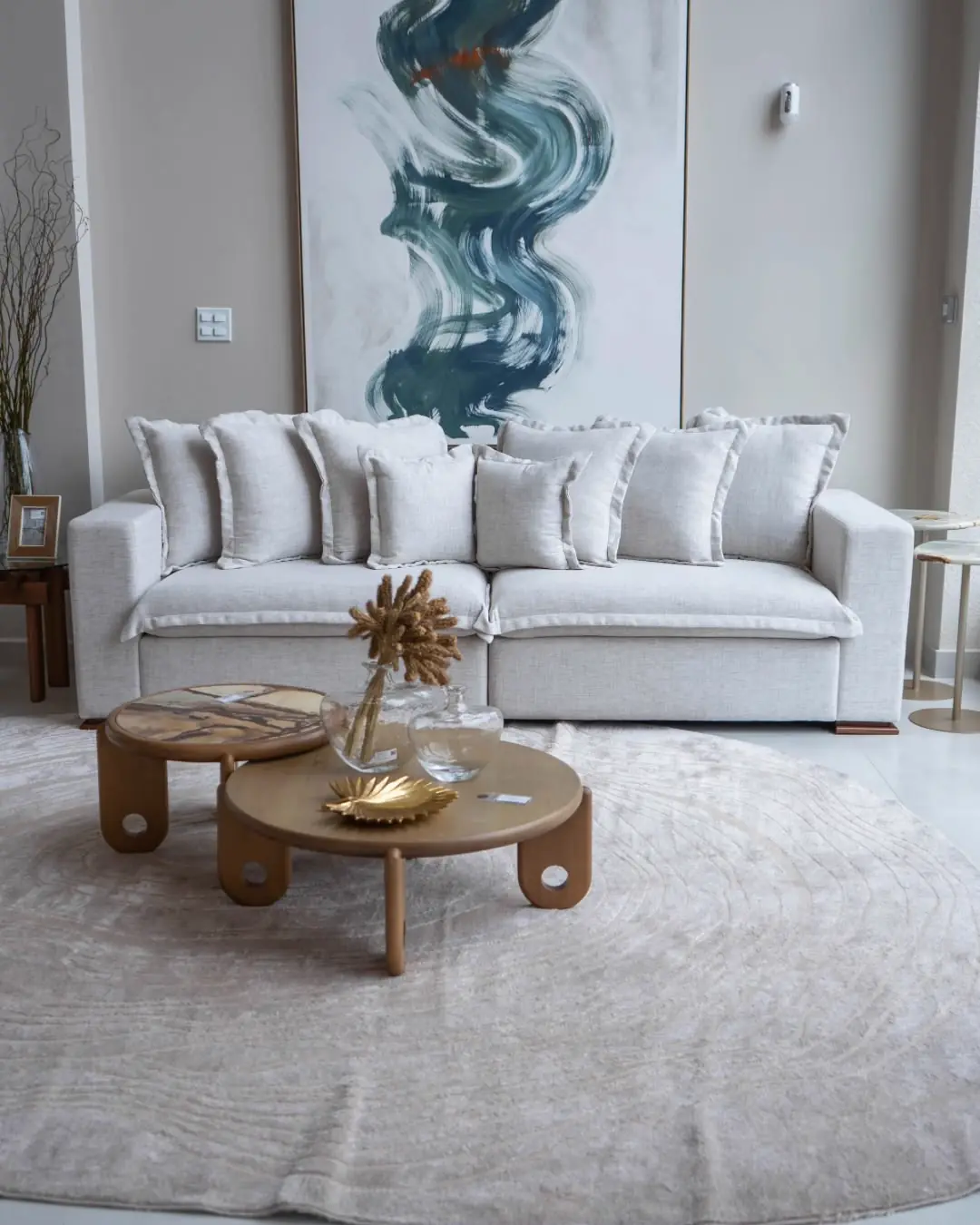 Ambiente real MJ Home com sofá e mesas de centro