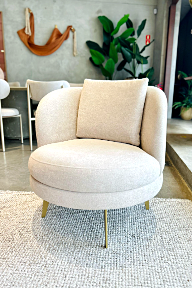 Poltrona clara de design orgânico da MJ Home